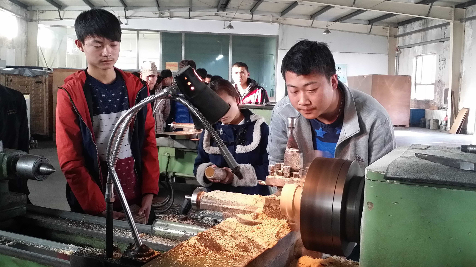 1558412624285621.jpg 机电班学生进行机械切削练习.jpg