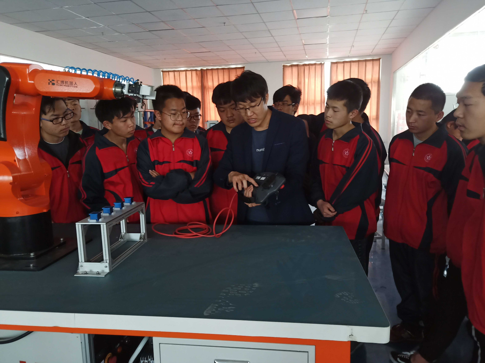 1558413389106053.jpg 教师讲解机器人操作手柄的使用.jpg