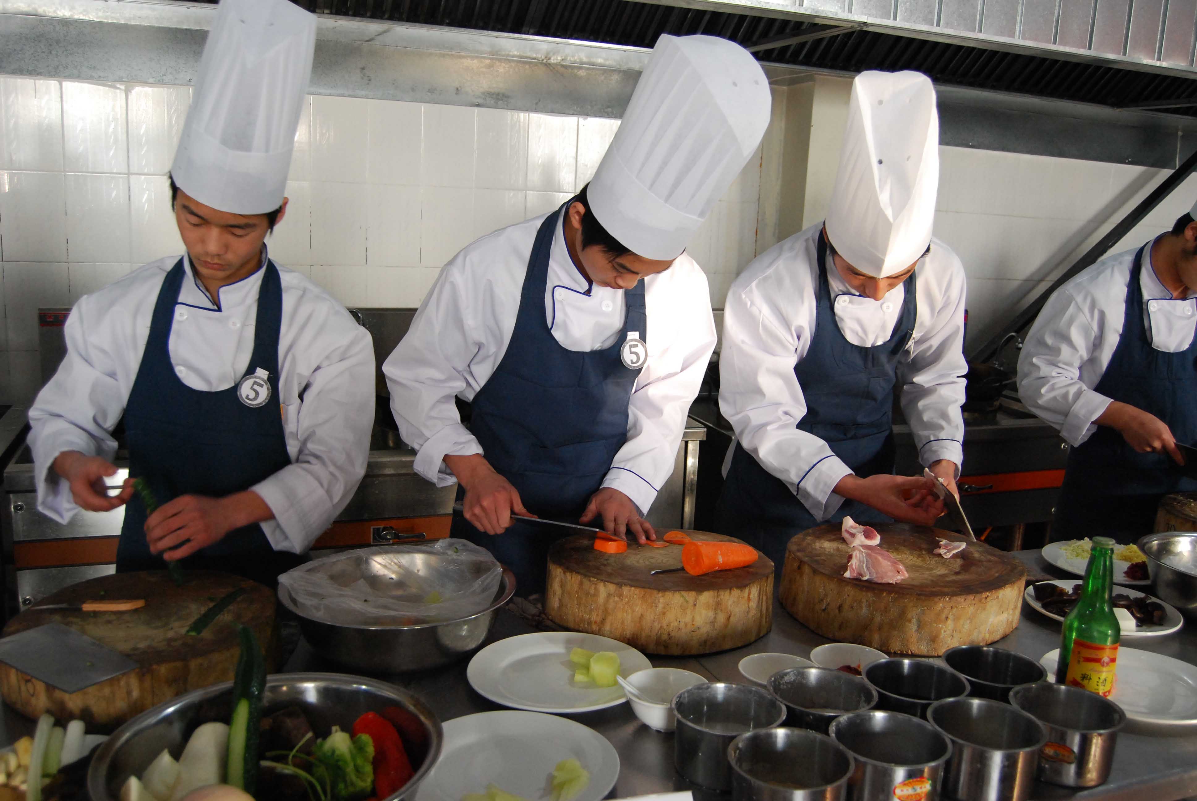 1558414166591050.jpg 食品专业学生实训课.jpg